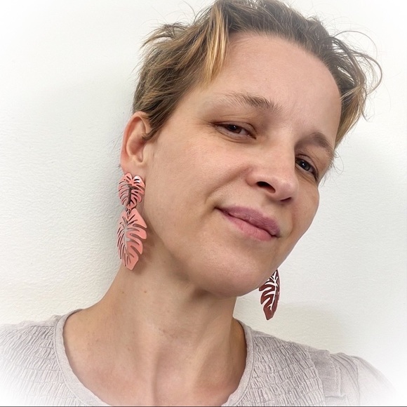 💕Beautiful Coral Plantain Leaves Fashion Earrings💕 - Picture 5 of 5